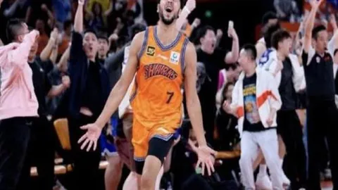 篮球盛宴！萨克拉门托国王激战纽约尼克斯，常规赛巅峰对决一触即发！